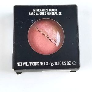 Mac mineralize blush in moon river